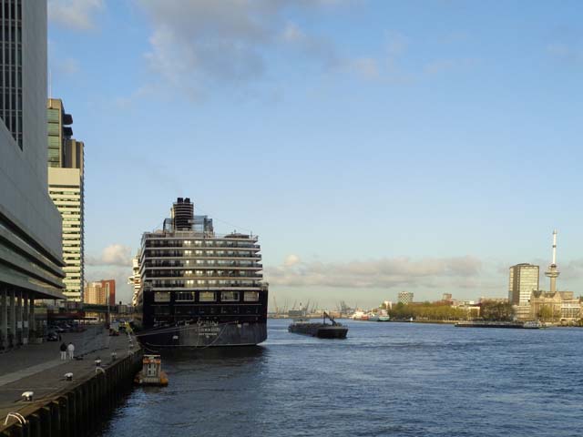 Cruiseschip ms Zuiderdam van de Holland America Line aan de Cruise Terminal Rotterdam